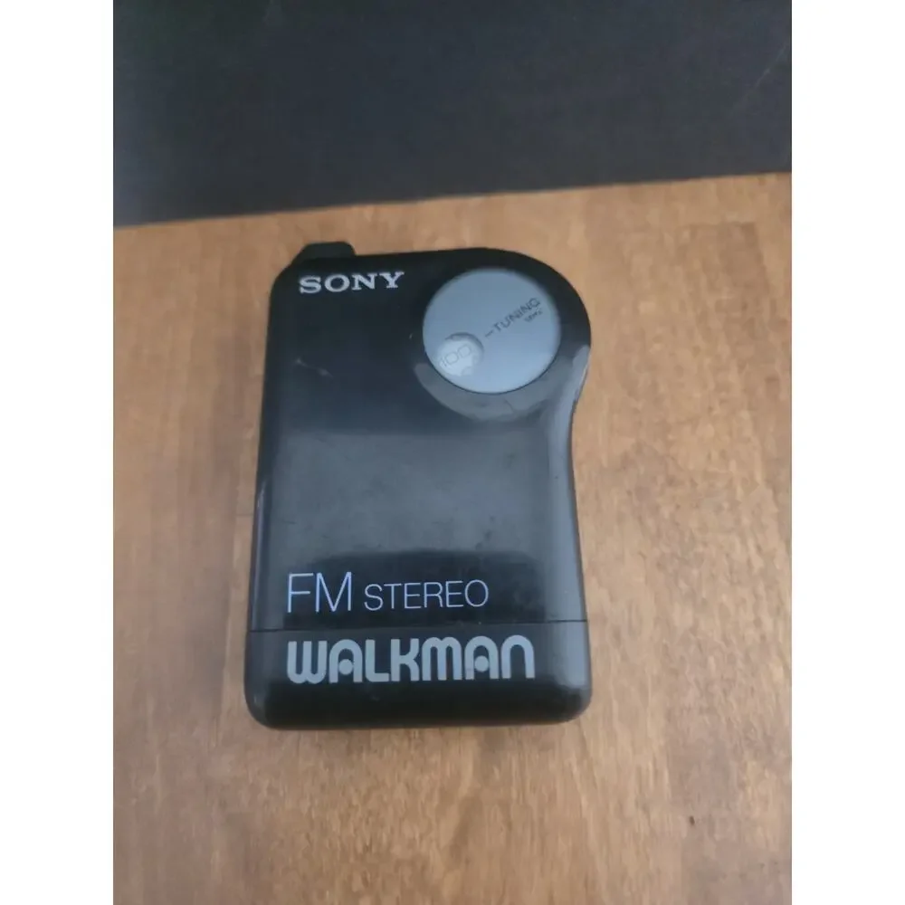 Sony Walkman SRF-26 FM/AM Radio Stereo Clip On Awesome Pocket Size Tested